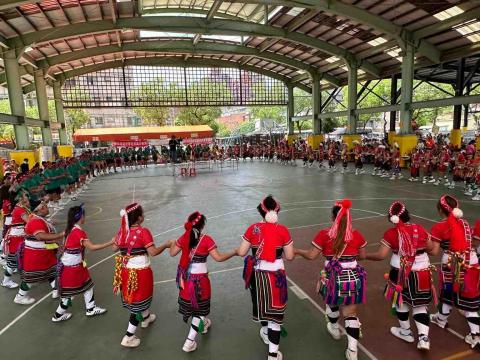 新點子錄影 - 每年七月，汐止的豐年祭一到，熟悉的鼓聲與歌聲就在空氣中響起。來自不同部落的族人齊聚一堂，穿上傳統服飾，牽起手圍成圓圈，用舞步與歌聲向祖靈致意，也向土地表達感謝。這不只是一場表演，而是一種文化的延續與凝聚。


新點子錄影多年持續參與紀錄這項盛會，看見不同世代一同投入文化傳承，讓人特別感動。鏡頭不只是記錄畫面，更是保存部落精神與文化力量。


#豐年祭 #原住民族文化 #文化傳承 #新點子錄影