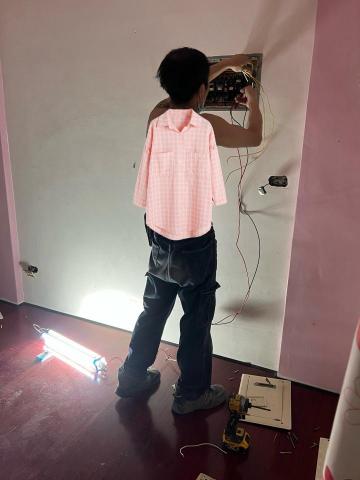 浦程水電工程行 - 家用電箱（配電箱）核心組件安裝（換）
包括：總開關（主斷路器）、分路無熔絲開關（NFB）、漏電斷路器（ELCB）、接地排與銅接線板（中性線）。其功能為分配電力、過載保護及漏電防護，特別是廚房、衛浴需加裝漏電斷路器
