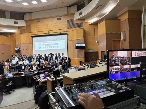 新點子錄影 - 醫學研討會現場直播

醫學會議拍攝不僅是畫面記錄，更重視簡報資訊的準確呈現。本次講師使用的筆電包含 Windows 與 Mac 系統，我們事前完成訊號轉接測試與解析度設定，確保每台電腦皆能順利投影與切換，避免臨場技術中斷影響演講流程。

多機拍攝搭配即時訊號整合，讓講者畫面、簡報內容與現場氛圍同步呈現。穩定的技術支援，是專業研討會順利進行的重要關鍵。

#醫學研討會 #多機拍攝 #活動 #新點子錄影 #線上直播