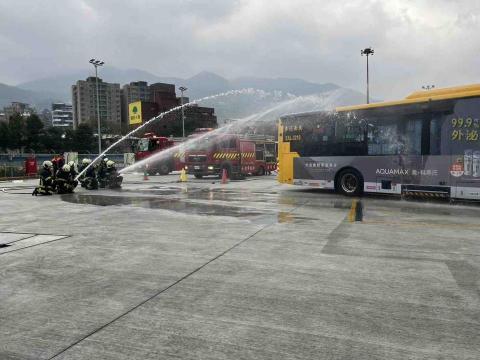 新點子錄影 - 【消防演練影像紀錄｜EFP多機拍攝｜新點子錄影】

面對電動車與充電樁普及，相關安全演練也越來越重要。本次消防演練模擬「充電樁著火事故」，透過消防人員實際操作滅火與應變流程，驗證現場處置與安全機制。新點子錄影以EFP多機拍攝系統，完整記錄演練過程，從整體場景到關鍵操作畫面皆同步掌握，確保每一個重要瞬間都被清楚保存。專業影像紀錄不僅留下完整資料，也讓單位在後續教育訓練與檢討中更具參考價值。