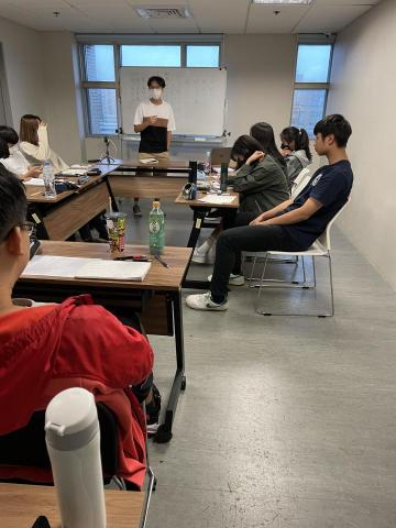 洪凡琪 - 準備辯論比賽的相關照片