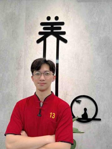 提供到府刮痧服務的專家肌本按摩