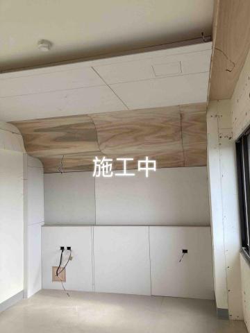 奇亞工程行 - 拆除老舊造型天花、
包梁曲面板設計+隱形窗簾盒一體設計、
開關來回切及床頭吊燈間照放線。