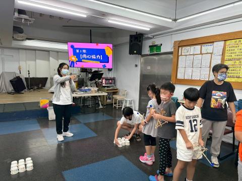 陳琪惠 - 在優力卡服務期間，我設計了一堂創意課程「打造自己的投石器」。看著孩子們專注地從零到有製作出屬於自己的作品，並在隨後的比賽環節中展現出滿滿的活力與自信，讓我深受觸動。
我相信「做中學」是最好的教育方式。我不只教知識，更希望透過有趣的教具與互動，激發孩子對科學的熱情，讓他們在快樂的氣氛中探索潛能！