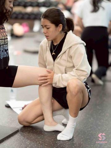 提供刮痧拔罐功效服務的專家Kayla