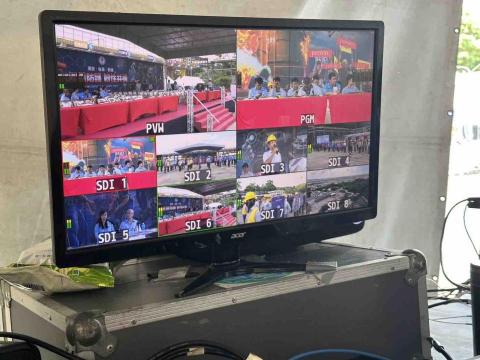 新點子錄影 - 【消防演練影像紀錄｜EFP多機拍攝｜新點子錄影】

大型消防演練現場節奏緊湊，從長官致詞、演練流程到各單位實際操作，每一個畫面都需要即時掌握。新點子錄影以EFP多機拍攝系統搭配導播監看整合，透過多機位同步畫面監控，確保各角度畫面完整紀錄。無論是舞台區、演練區或全場景畫面，都能穩定切換與即時掌握。專業影像團隊與完善設備配置，讓重要演練被完整保存，也讓客戶在活動紀錄與後續檢討中更加清楚、安心與信任。