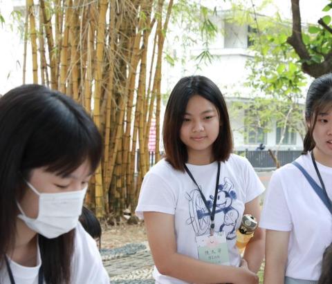 Mina Chen - 曾經帶過國小營隊，對小學生有耐心且細心。