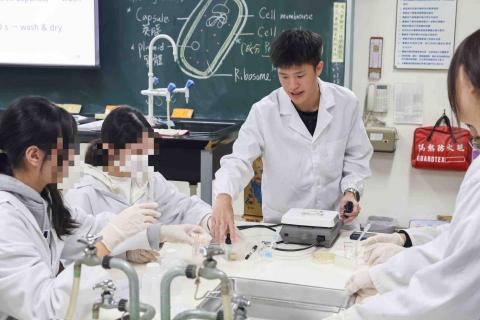 阿智老師 - 雙語生物實驗課程