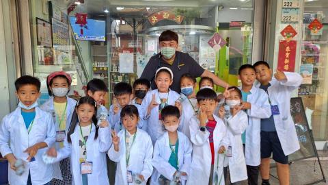 陳映綺 - 擔任孩童營隊的獸醫講師，帶孩童去到動物醫院參訪