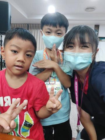 陳映綺 - 營隊結束後與孩子們的合照