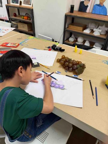 鄭尹真 - 國小三年級色鉛筆素描教學