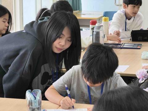 蔡宜妏 - 課堂中輔導學生