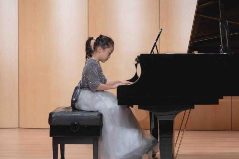 陳老師 - 認真練琴的好孩子