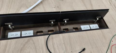 阿平 - 安裝會議插座