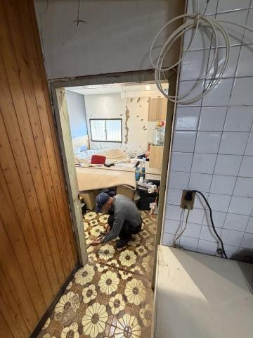 開鑫金屬工程 - 不銹鋼烤漆訂製門片門框更換（施工前）