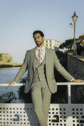 Dio - 本案例為於西班牙 Mallorca（馬約卡島）完成之品牌形象拍攝。

透過當地歐洲攝影團隊與模特兒資源，
結合地中海海岸、歷史建築與自然街景場地，
完成多套服裝之戶外實景拍攝。

本次拍攝由台灣端進行風格方向規劃，
並透過樣衣寄送至歐洲當地團隊進行拍攝執行，
無需品牌全員出國，即可完成歐洲實地形象拍攝。