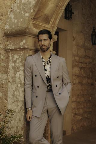 Dio - 本案例為於西班牙 Mallorca（馬約卡島）完成之品牌形象拍攝。

透過當地歐洲攝影團隊與模特兒資源，
結合地中海海岸、歷史建築與自然街景場地，
完成多套服裝之戶外實景拍攝。

本次拍攝由台灣端進行風格方向規劃，
並透過樣衣寄送至歐洲當地團隊進行拍攝執行，
無需品牌全員出國，即可完成歐洲實地形象拍攝。