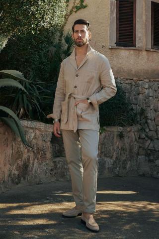 Dio - 本案例為於西班牙 Mallorca（馬約卡島）完成之品牌形象拍攝。

透過當地歐洲攝影團隊與模特兒資源，
結合地中海海岸、歷史建築與自然街景場地，
完成多套服裝之戶外實景拍攝。

本次拍攝由台灣端進行風格方向規劃，
並透過樣衣寄送至歐洲當地團隊進行拍攝執行，
無需品牌全員出國，即可完成歐洲實地形象拍攝。