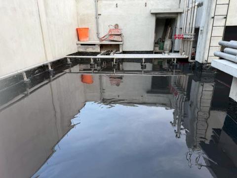 小陳 - 施作PU防水材屋頂完成面