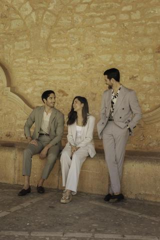 Dio - 本案例為於西班牙 Mallorca（馬約卡島）完成之品牌形象拍攝。

透過當地歐洲攝影團隊與模特兒資源，
結合地中海海岸、歷史建築與自然街景場地，
完成多套服裝之戶外實景拍攝。

本次拍攝由台灣端進行風格方向規劃，
並透過樣衣寄送至歐洲當地團隊進行拍攝執行，
無需品牌全員出國，即可完成歐洲實地形象拍攝。