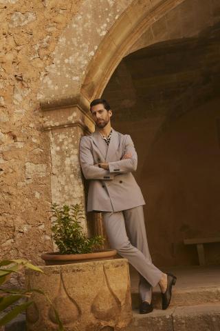 Dio - 本案例為於西班牙 Mallorca（馬約卡島）完成之品牌形象拍攝。

透過當地歐洲攝影團隊與模特兒資源，
結合地中海海岸、歷史建築與自然街景場地，
完成多套服裝之戶外實景拍攝。

本次拍攝由台灣端進行風格方向規劃，
並透過樣衣寄送至歐洲當地團隊進行拍攝執行，
無需品牌全員出國，即可完成歐洲實地形象拍攝。