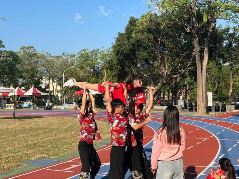 李怡諍 - 高中啦啦舞表演擔任班上的技巧擔當