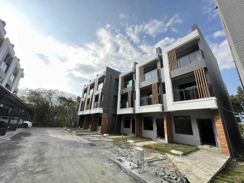 名揚磁磚師傅 - 嘉義大林16戶透天外牆磁磚+一樓木紋磚施工