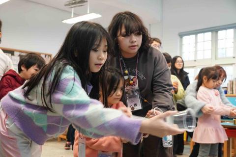 高顥禎 - 陪伴幼童進行活動