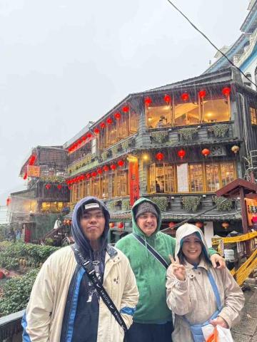 熊熊國際機場接送 - 跟客人一起包車去九份