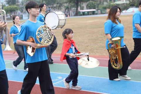 洪湘凌 - 帶小朋友踩街