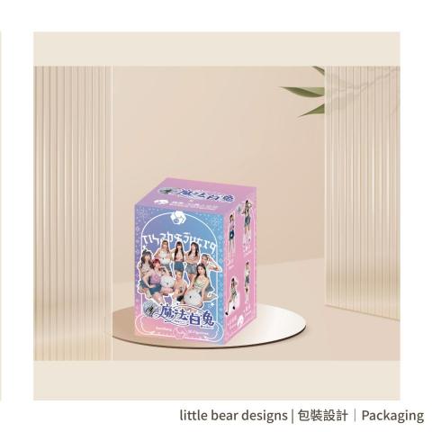 小熊巧思設計｜Little Bear Design - 裝設計：聯名公仔外盒視覺

以團體成員形象與夢幻色系包裝結合
營造收藏與娛樂氛圍