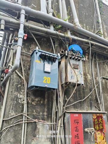 瑋成水電裝修工作室 - 施工中：按裝變壓器
