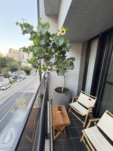 榆森景觀設計有限公司 - 西屯區住家陽台擺盆｜小花黃槿

客戶需求為移除建設原本附贈的雞蛋花，雖不太會照顧植物，但期待入厝時能有盎然生機的感覺迎接新居，並且藉由綠植點綴戶外休憩區。

綜合以上條件，為客戶選用耐風耐旱的小花黃槿，葉片大而油亮、鮮黃色花朵也非常討喜。特地挑選飄型姿態，不影響休憩區使用，於室內也可以放鬆欣賞。