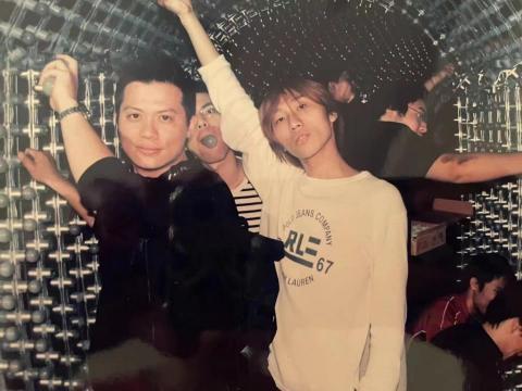 李大叔傳播工作室 - 入行時的助理照片，在現場佈景裝燈泡