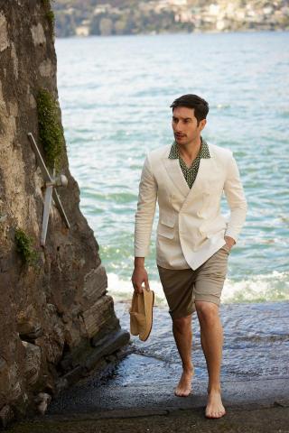 Dio - 本案例為於意大利科莫湖(Como)完成之品牌形象拍攝。

透過當地歐洲攝影團隊與模特兒資源，
結合地中海海岸、歷史建築與自然街景場地，
完成多套服裝之戶外實景拍攝。

本次拍攝由台灣端進行風格方向規劃，
並透過樣衣寄送至歐洲當地團隊進行拍攝執行，
無需品牌全員出國，即可完成歐洲實地形象拍攝。