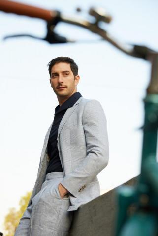 Dio - 本案例為於意大利科莫湖(Como)完成之品牌形象拍攝。

透過當地歐洲攝影團隊與模特兒資源，
結合地中海海岸、歷史建築與自然街景場地，
完成多套服裝之戶外實景拍攝。

本次拍攝由台灣端進行風格方向規劃，
並透過樣衣寄送至歐洲當地團隊進行拍攝執行，
無需品牌全員出國，即可完成歐洲實地形象拍攝。