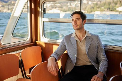 Dio - 本案例為於意大利科莫湖(Como)完成之品牌形象拍攝。

透過當地歐洲攝影團隊與模特兒資源，
結合地中海海岸、歷史建築與自然街景場地，
完成多套服裝之戶外實景拍攝。

本次拍攝由台灣端進行風格方向規劃，
並透過樣衣寄送至歐洲當地團隊進行拍攝執行，
無需品牌全員出國，即可完成歐洲實地形象拍攝。