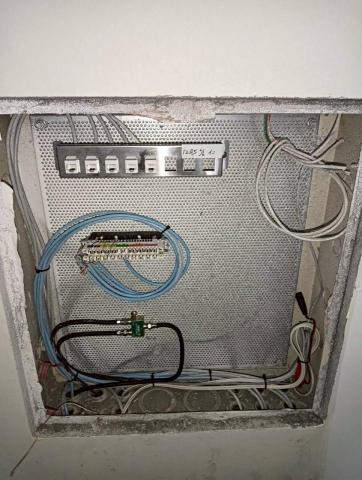 陳先生 - 室內宅內箱