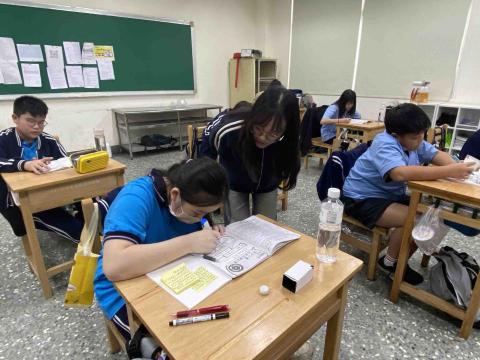 萬之勤 - ｜至國中擔任課堂助教