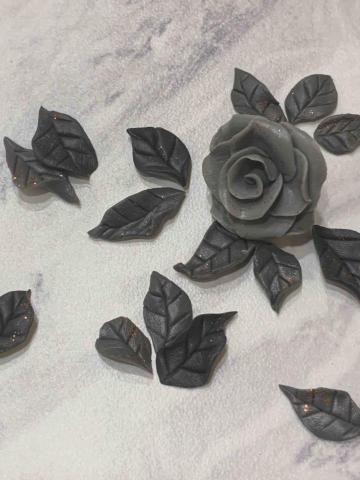 佩津 - Letting forms grow quietly.

Not everything needs a face
to be alive.

&mdash;

讓形狀慢慢長出來。

不是所有存在，
都需要表情。

#heldquietly
#reliefart 
#botanicalart
#greyart
#minimalart