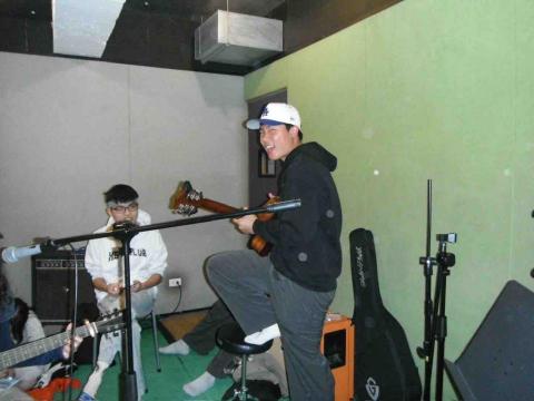 提供吉他店台北服務的專家劉奐任