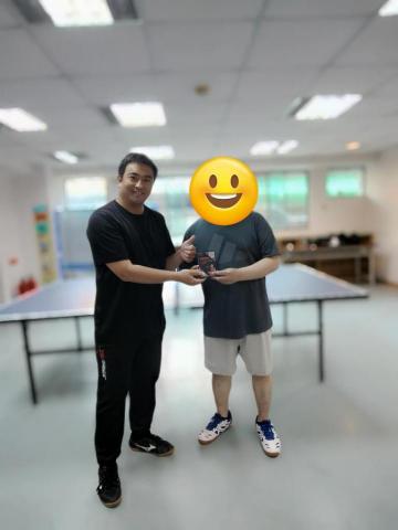 張敬彬 - 工廠上班的阿翰，因工作輪班關係，為了健康要培養運動習慣，平常在家買發球機練習，最近跟同學相約去球場打球後培養的桌球興趣，特地報名來學桌球