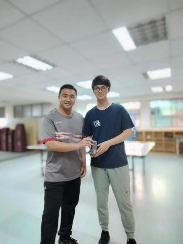 張敬彬 - Bell是台灣長大的美國小孩，小時候接觸乒乓球，上大學後因有比賽受系上學長徵召，特地寒假來學習桌球