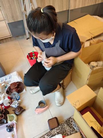 新易來精緻美學清潔團隊 - 搬家前分類收納整理裝箱
瓷器品需用氣泡紙包裝完成後裝箱
