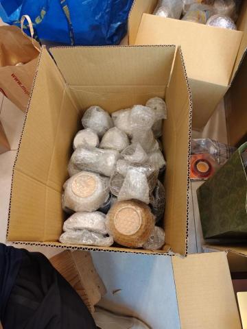 新易來精緻美學清潔團隊 - 搬家前瓷器品氣泡紙包裝後裝箱