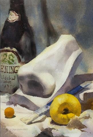 Han studio  邱柏翰 - 靜物練習對我來說，不只是畫物件，
更像是在整理觀察的順序

這組鼻子靜物水彩練習，重點不只是把物件畫像，
而是理解不同材質在水彩中的表現方式。

像石膏鼻子的轉折、玻璃瓶的深色透明感，
以及水果與畫筆之間的色彩對比，
都需要理解形體，再進入顏色判斷

如果你也想學會從打稿、明暗到上色的完整流程，
歡迎私訊詢問課程內容