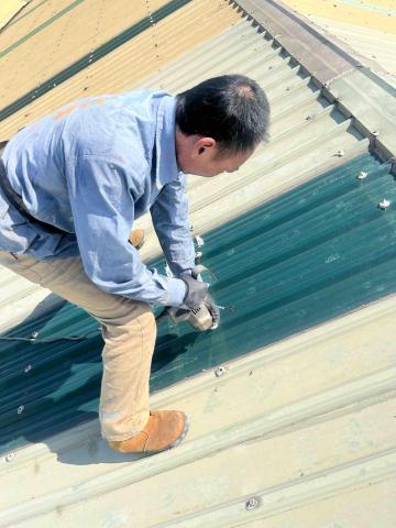 蔡奇均 - 廠房透光PC板更換