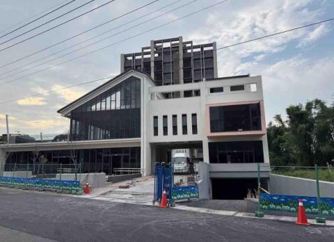 鑫豐工程行 - 玻璃帷幕，格柵