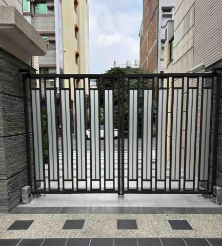 鑫豐工程行 - 格柵內坎玻璃電動大門