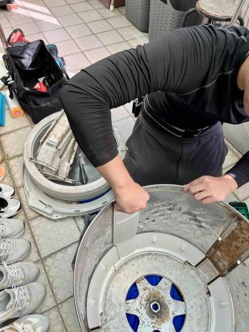 職男工作室-專業洗冷氣｜洗衣機 - 拆下來